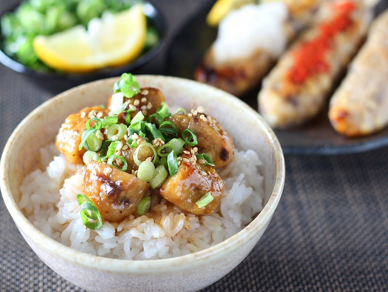 牛タンつくねに醤油ダレを絡めてご飯のお供
